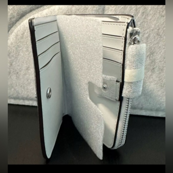 Kate Spade NWT L-Zip Bifold Small Lunar Light Wallet Silver Metallic - Picture 9 of 9